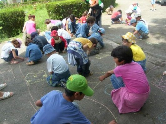 Cu sprijinul CJC. Copiii din centrele de plasament, program de jocuri în aer liber, plimbări şi distracţii